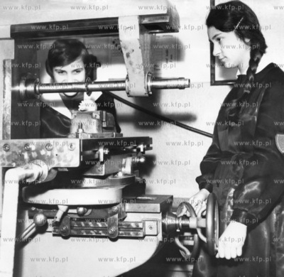 Dziewczyny na frezarki ! Zajecia praktyczne uczennic...