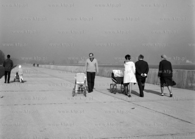 Jesienny spacer na bulwarze nadmorskim w Gdyni. 
19.10.1969
0002271z_pazdziernik1969
Fot....
