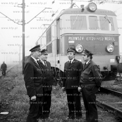 Pociag z Katowic transportujacy pierwszy wegiel z katowickich...