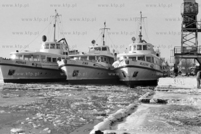 Statki bialej floty Monika, Ewa i Aldona cumuja przy...