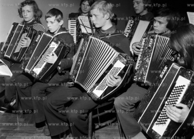 Zajecia gry na akordeonie w Młodzieżowym Domu Kultury...