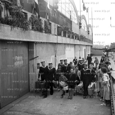 Powrót marynarzy z rejsu w porcie gdyńskim.( lata60...