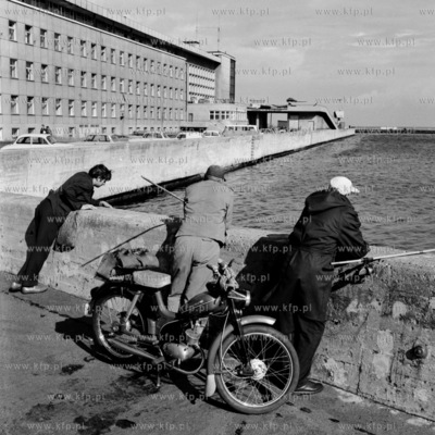Wędkarze łowią ryby w basenie jachtowym w Gdyni.
3.09.1971
wrzesien1971_z.kosycarz_p17
Fot....