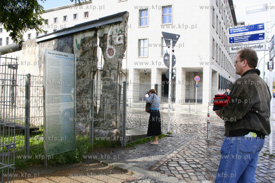 Pozostalosci berlinskiego muru niedaleko Charlie Checkpoint...
