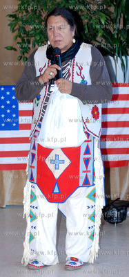 Osiemnastoosobowa grupe indian ze Stanow Zjednoczonych...