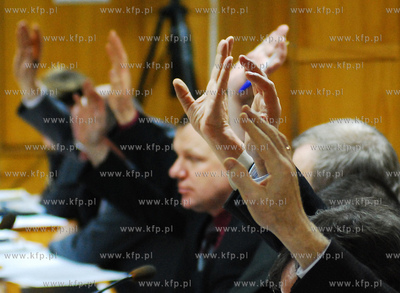 Sesja budzetowa Rady Miasta Rumi. Nz. Glosowanie22.02.2007Fot....