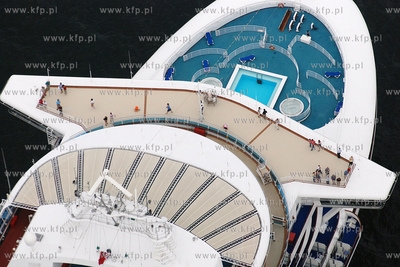 Gdynia z lotu ptaka. Nz. Wycieczkowiec STAR PRINCES...