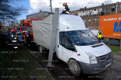 Gdansk Stocznia. Samochod dostawczy wjezdzajac na wiaduk...
