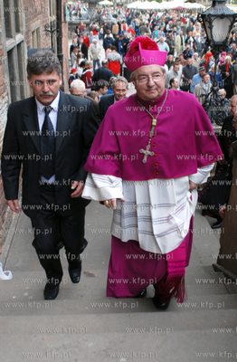 Po uroczystej Mszy sw ulicami Glownego Miasta ruszyl...