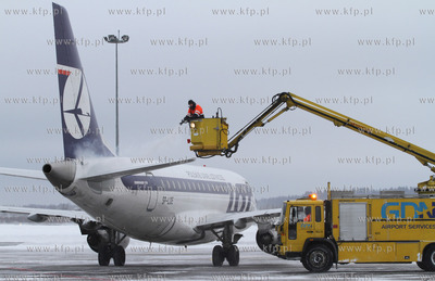 Zima na lotnisku Gdansk Rebiechowo. Nz. Odladzanie...