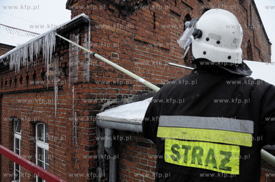 Straz z Pelplina podczas usuwania niebezpiecznych lodowych...