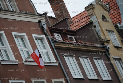Gdansk. Na ulicach miasta na znak zaloby, flagi panstwowe...