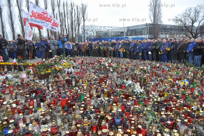 Stoczniowcy ze Stoczni Gdanskiej w holdzie tragicznie...