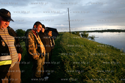 Dwory. Strazacy przygotowuja sie do nadejscia fali...