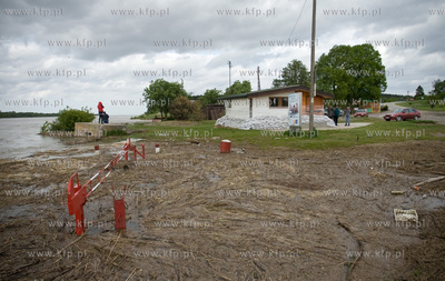 Mikoszewo Nz. Zabezpieczony przed zalaniem budynek.
...