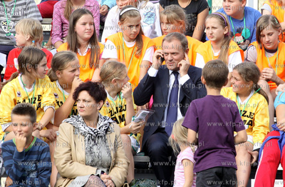 Premier Donald Tusk kibicowal mlodym pilkarzom podczas...