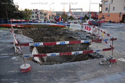 Na gotowym po remoncie rondzie laczacym ulice Bosmanska...