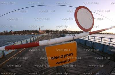 Nocna wichura uszkodzila most pontonowy w Sobieszewie....