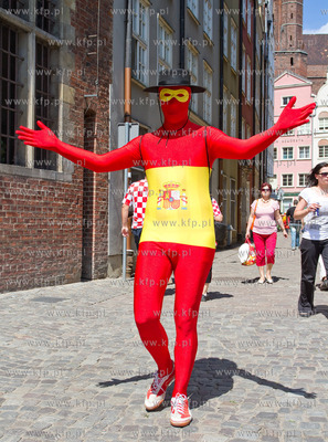 Gdansk. Ulica Dluga. Hiszpanscy kibice na ulicach starego...