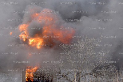 Pozar malarni firmy Indusco przy ul. Hutniczej w Gdyni,...