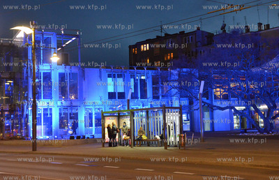 Ogolnoswiatowa akcja Na niebiesko dla autyzmu. Nz podswietlony...