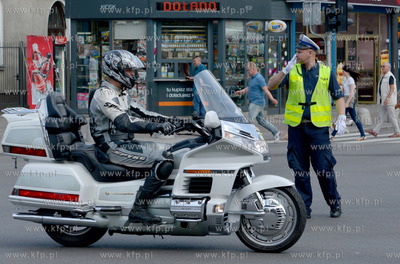 Gdynia, ul. Swietojanska. Policjanci promuja ogolnopolskie...