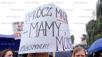 Ogólnopolski strajk kobiet w Gdyni na Skwerze Kościuszki....