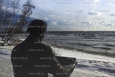 Gdynia. Ławeczka z pomnikiem malarza Antoniego Suchanka...