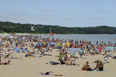 Sopot. Plaza w sezonie pelna plazowiczow i parawanow....