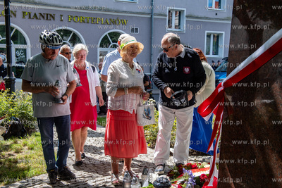 Uroczystości złożenia kwiatów pod pomnikiem Pamięci...