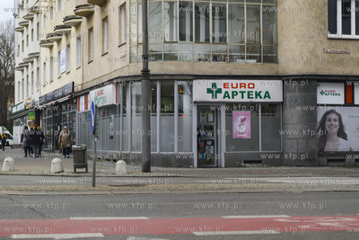 Euro Apteka na rogu ul. Świętojańskiej i al. Piłsudskiego...