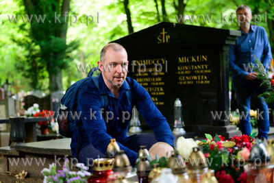 Przyjaciele żegnają Macieja Kosycarza na cmentarzu...
