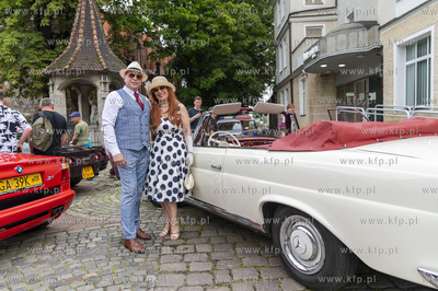 Sopot. Parada ulicą Bohaterów Monte Cassino do muszli...