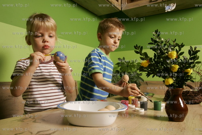 Swieta Wielkiej Nocy za pasem, dzieci maluja pisanki....