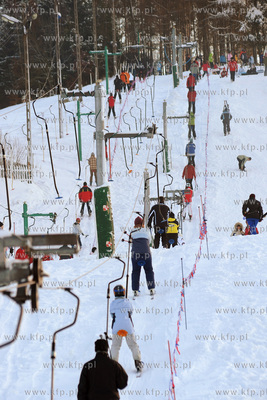 Zimowe szalenstwo w Wiezycy. W sniezne dni wyciag pracuje...