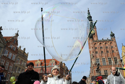 Festiwal baniek mydlanych w Gdansku na Dlugim Targu....