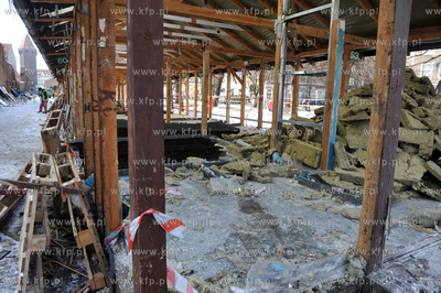 Rozbiorka pawilonow handlowych wzdluz starych murow...