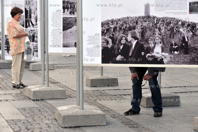 Otwarcie wystawy plenerowej "Powrot Majora" na Dlugim...