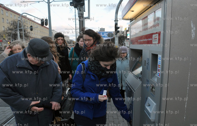 Automat bilotowy ZKM na przystanku Jaskowa Dolina na...