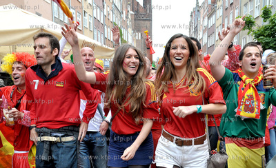 Gdansk, ul. Piwna. Irlandzcy i hiszpanscy kibice bawia...