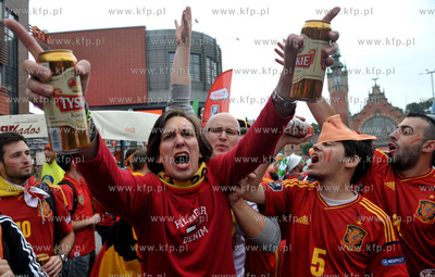 Gdansk. Hiszpanscy i irlandzcy kibice w drodze na PGE...