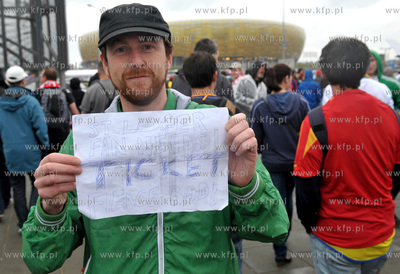 Gdansk. Hiszpanscy i irlandzcy kibice w drodze na PGE...