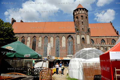 Gdansk. Jarmark Swietego Dominika. Stosika gastronomiczne...