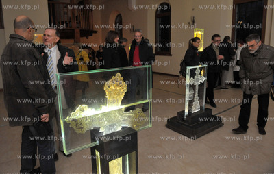 Wernisaż w galerii Sulmin, "Jacek Kornacki z cyklu
Krzyze"....