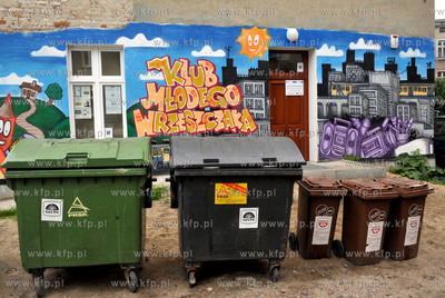 Gdansk Wrzeszcz. Ul. Wajdeloty. Smietniki przed klubem...