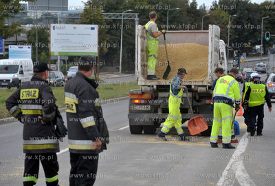 Rozsypane zboze z ciezarowki na ul. Elblaskiej. 02.09.2015
fot....