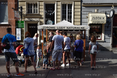 Gdańsk. Kolejka po lody naturalne na ul. Długiej...