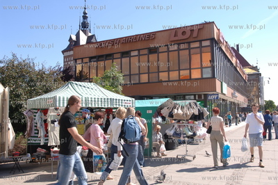 Stragany handlowe i biurowiec Polskich Lini Lotniczych...