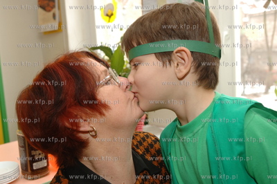 Dzien Babci i Dziadka. Nz. Regina Kiedrowska z wnukiem...