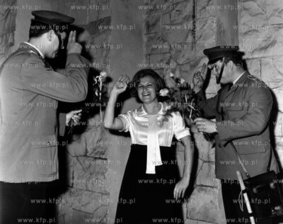 Festiwal Piosenki w Sopocie, milicja i jedna z gwiazd....